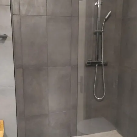 Joli F2 En Rez-de-jardin Avec Terrasse Lägenhet *